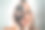 白种人女性使用天然炭黑面膜进行皮肤护理-身体治疗，健康生活理念-专注于眼睛图片下载