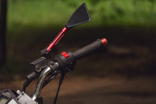 停车场的摩托车残骸。图片下载