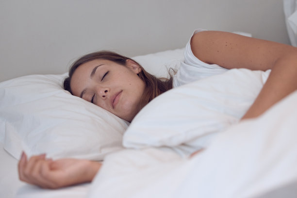 这是一个年轻女性在家睡觉的照片图片下载