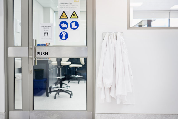 这是一个空荡荡的现代实验室图片下载