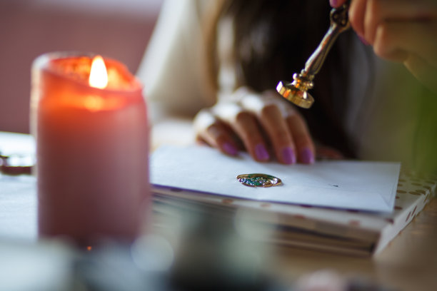 近距离拍摄的女子完成盖章的一封信图片下载