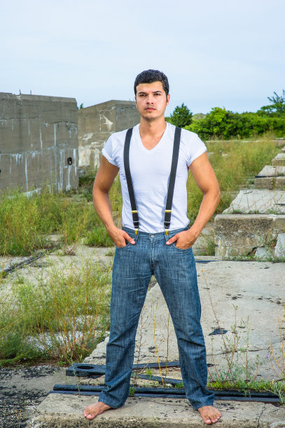 一个年轻人站在荒凉的土地上，陷入了深深的思考图片下载