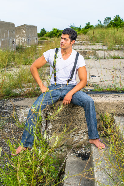 坐在荒凉的土地上沉思图片下载