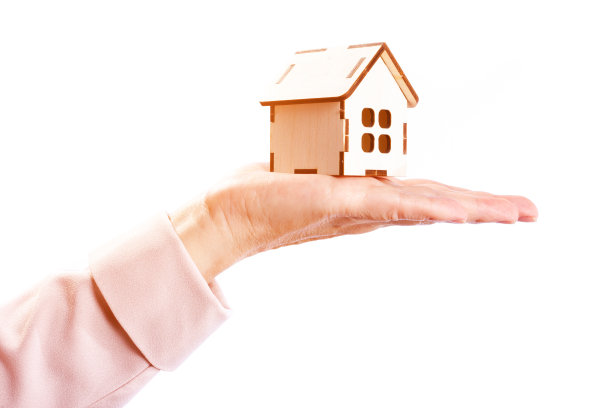 女人在家中捧着模特，孤立无援图片下载