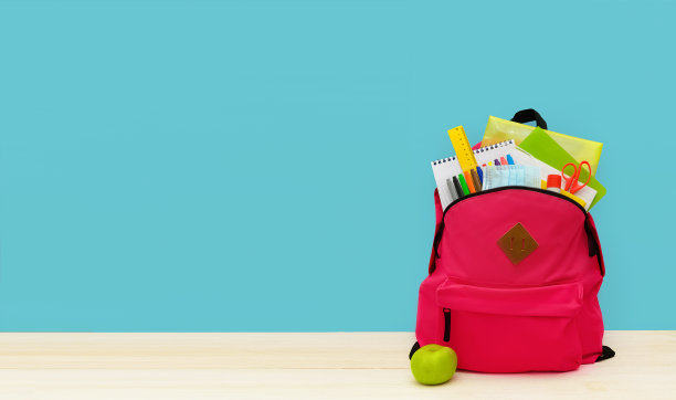 回到学校。学校或大学的背包，以蓝色为背景，色彩鲜艳的学校用品。用于学校儿童学习的文具。贺卡或横幅出售。Copyspace。图片下载