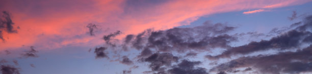 日落时，蓝色天空上的黑乎乎的红云。暗红色的云景观。大自然的美，全景图片下载