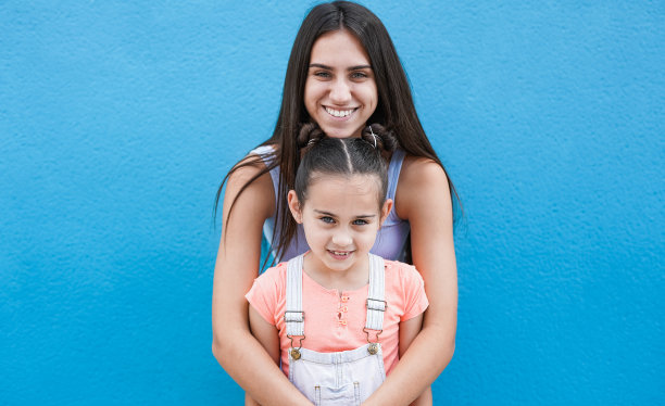 少女和小妹妹在镜头前微笑的肖像-家庭的爱图片下载