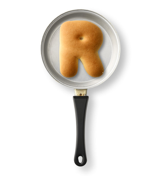 孤立的镜头大写字母饼干R在一个旧玩具煎锅，在白色的背景图片下载