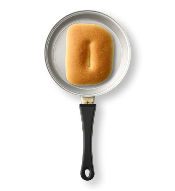 白色背景上的一个旧玩具煎锅上的大写字母饼干D的孤立镜头图片下载