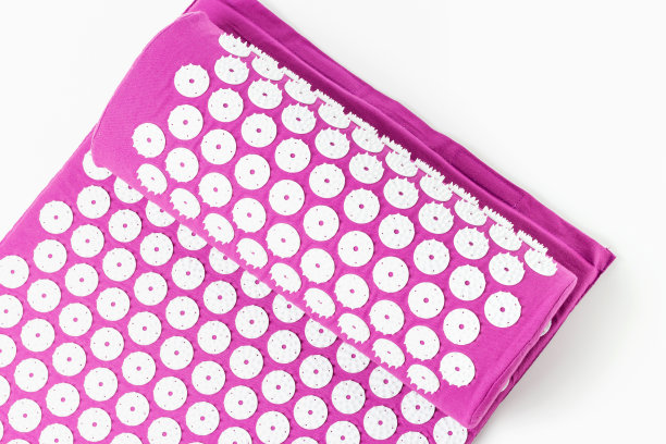 针按摩垫和枕头上的白色背景特写。图片下载