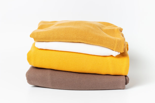 一堆衣服孤立的白色背景特写。图片下载