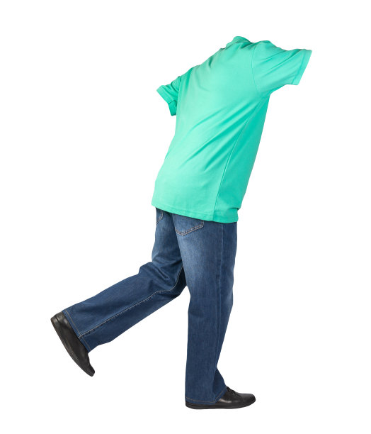 牛仔裤，皮鞋，白色背景上有纽扣领的t恤。图片下载