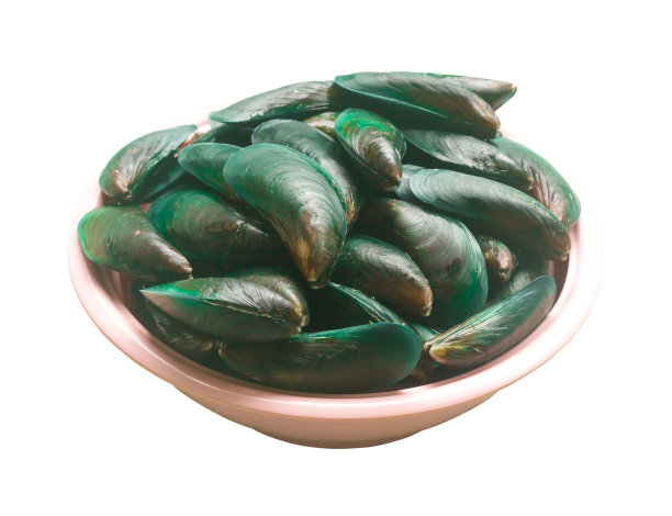 鲜嫩的绿色海贝在一个粉红色的大碗里，孤立在白色的背景上，蛤蜊在准备烹饪的陶器里，在明亮的背景上被剪下图片下载
