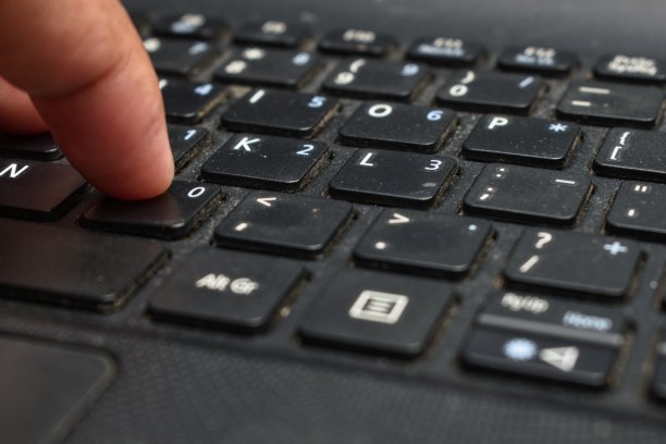 有人的手按在笔记本电脑的键盘上图片下载