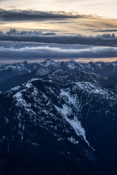 从飞机鸟瞰图的加拿大山区景观图片下载
