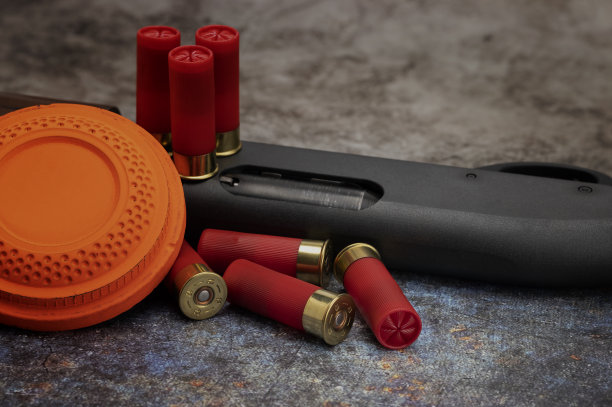 泥盘飞行目标和猎枪炮弹的纹理背景，泥鸽目标游戏图片下载