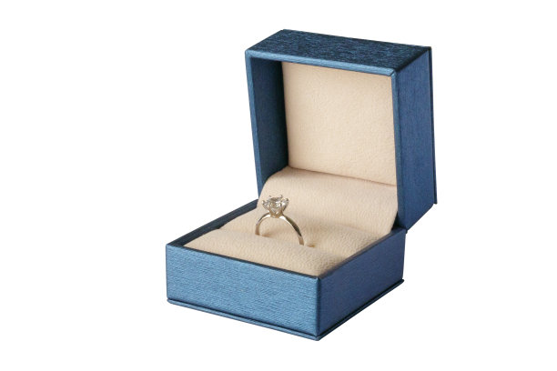 钻石戒指在珠宝礼盒孤立在白色背景图片下载