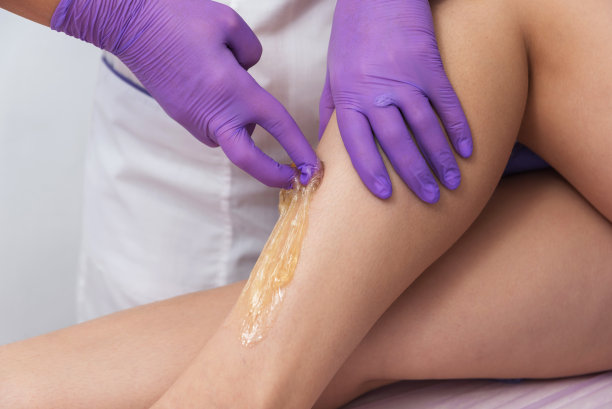 腿部用液体糖糖脱毛护肤。图片下载