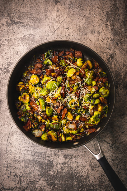 美味的球芽甘蓝配培根和帕尔马干酪图片下载