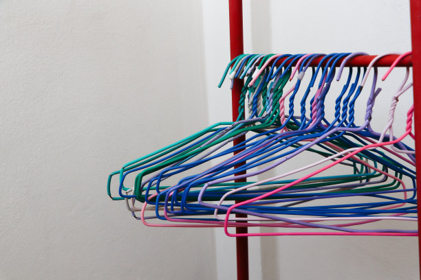 晾衣绳上的各种颜色的老衣架。图片下载