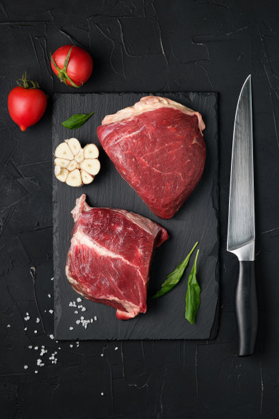 黑色背景上的生肉。图片下载