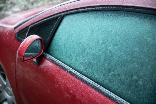 一辆红色的车停在街上，车窗被冻住了图片下载