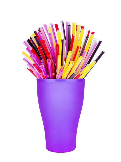 彩色塑料吸管在杯子白色背景隔离近，一次性饮料管在玻璃，管饮料，鸡尾酒，水，咖啡，茶，果汁，有趣的聚会配件，酒吧用具图片下载