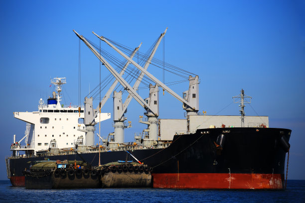 集装箱货轮：全球商业货运贸易物流运输图片下载