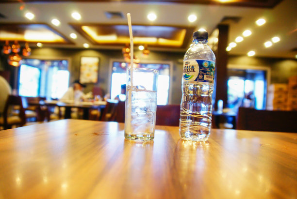 酒瓶和酒杯图片下载