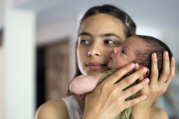 新生婴儿和她的姐姐图片下载