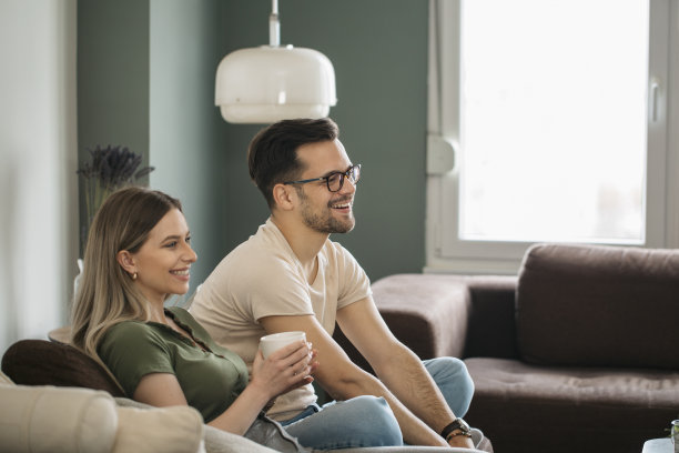 这是一对年轻白人夫妇在家看电视的画面图片下载