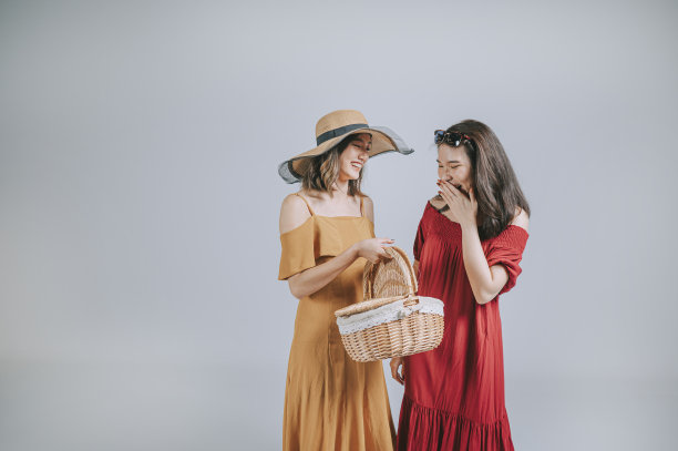 时尚亚洲华人夏装抱篮工作室拍摄剪出以灰色为背景图片下载