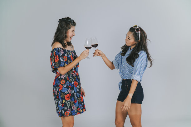 亚洲华人夏天穿庆祝祝酒葡萄酒杯工作室拍摄剪出与灰色背景图片下载