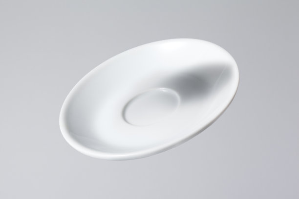 意大利大理石盘子咖啡杯，孤立在灰色背景图片下载