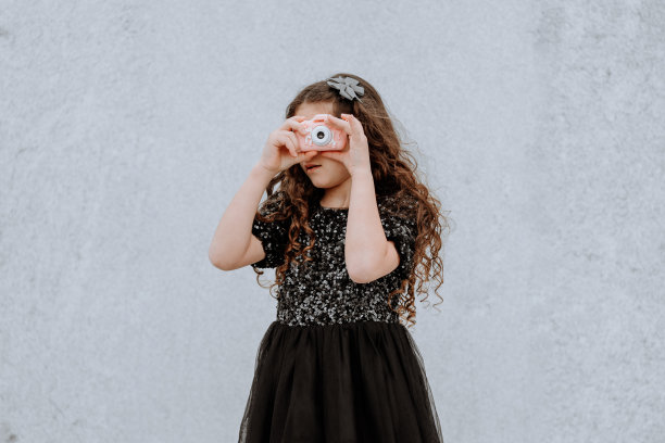 孩子玩着当模特的游戏图片下载