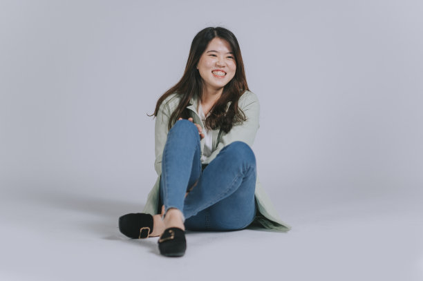 亚洲中国美女坐在地板上做白日梦微笑图片下载