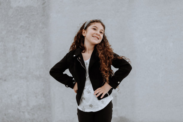 孩子玩着当模特的游戏图片下载