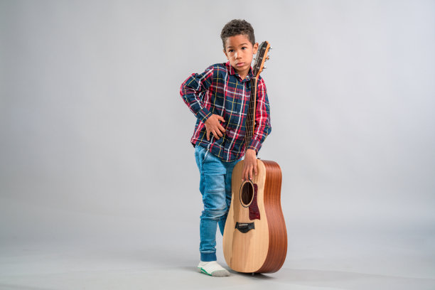 拿着吉他的混血儿图片下载