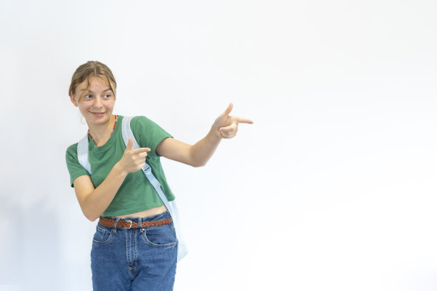 穿着背包的快乐少女图片下载