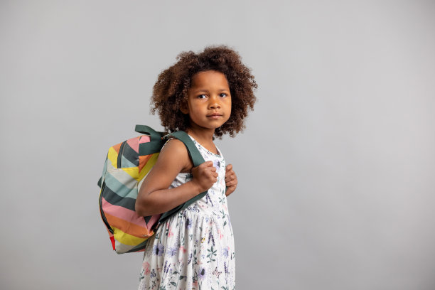 背着背包看着相机的小女孩图片下载