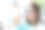 年轻女子戴着安全眼镜坐在牙科椅上，翘着大拇指图片下载