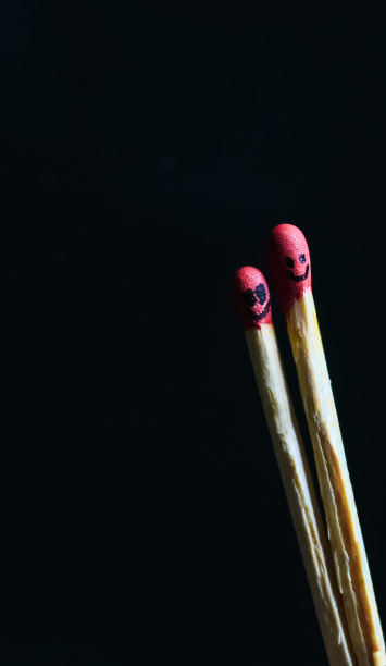 几根火柴在一起燃烧，火焰被隔离在黑色的背景上。图片下载
