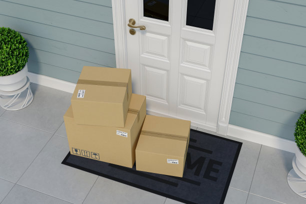 在靠近入口的门垫上堆放着盒子。包裹递送服务。网上购物，网上购物，电子商务，航运服务理念。3 d渲染。3 d演示。图片下载