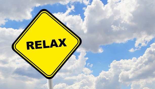 放松的时间标志在多云的天空背景上图片下载