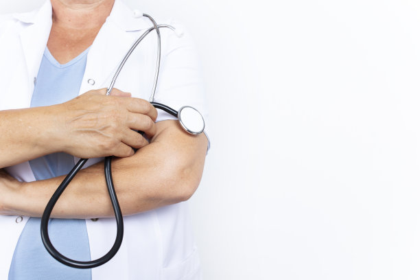 听诊器为白色背景的女医生。图片下载