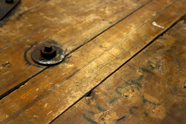 木头上生锈的螺母和螺栓图片下载