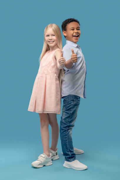 微笑的男孩和女孩显示ok手势图片下载