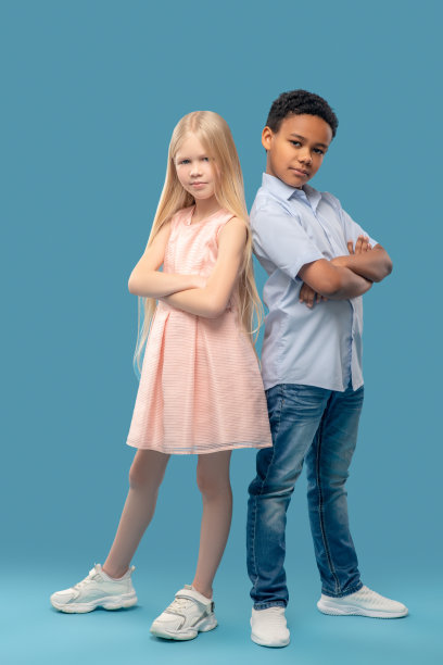 白人女孩和黑人男孩双手合十站在一起图片下载