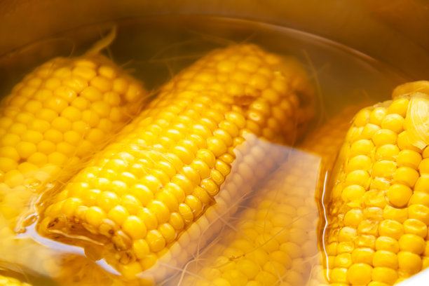 平底锅中烹煮的玉米特写美食摄影图片下载