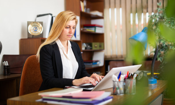 会做文书工作和使用笔记本电脑的成功女商人图片下载